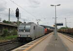 Railpool 185 671-5 und BBL 12 mit Schwenkdachwagen Richtung Fulda, am 08.06.2022 in Bad Hersfeld.