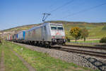 185 531-1 iat mit einem Aufliegerzug in Richtung Süden unterwegs,gesehen am 12.10.2022 bei Thüngersheim