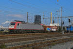 Lok 185 591-5 durchfährt am 08.12.2022 den Bahnhof Pratteln.