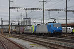 Doppeltraktion, mit den Loks 185 536-0 und 486 502-8 durchfährt am 03.02.2023 den Bahnhof Pratteln.