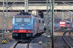 BRLL 185 601-2 in Diensten von HSL mit HSL 151 145-0 und im Hintergrund MAED 155 219-9 abgestellt in Hamburg-Harburg 15.2.2023