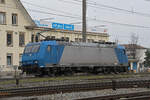 Lok 185 525-3 wird am 22.02.2023 in der Abstellanlage beim Bahnhof Pratteln abgestellt.