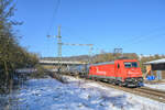 185 585 mit einem Kesselzug durchfährt am 14.2.2021 den ehemaligen Bahnhof von Thaldorf-Weltenburg.