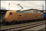 Die goldene SRI 185 538-6  Lokomotion  (ehem.  PUREGOLD ) durchfährt am 22.02.2024 mit einem Klv-Zug den Würzburger Hbf in Richtung Süden.