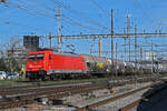 Lok 185 586-5 durchfährt am 25.03.2024 den Bahnhof Pratteln.