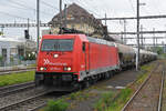 Lok 185 586-5 durchfährt am 22.04.2024 den Bahnhof Pratteln.