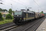 Beacon Rail 185 546-9 mit einem Novelis-Zug Richtung Göttingen, am 22.05.2024 in Alfeld (Leine).