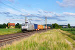 185 537 TXL mit einem Containerzug bei Gunzenhausen Richtung Ansbach, 10.07.2021