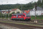 Die neu und sehr ansprechend folierte 185 605 D-ATLU - in Diensten der Rail Cargo Group (ÖBB) unter der Marke Transflex - rangiert hier leer im Bahnhof Treuchtlingen.