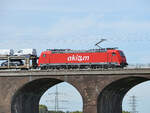 Die Akiem-Elektrolokomotive 185 586-5 befährt die Duisburg-Hochfelder Eisenbahnbrücke, so gesehen im September 2025.