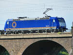 Im Bild die Elektrolokomotive 185 501-4, welche Ende September 2025 die Duisburg-Hochfelder Eisenbahnbrücke befuhr.