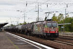 185 602-0 fährt mit einem Kesselwagenzug durch Berlin Schönefeld in Richtung Grünauer Kreuz.

Berlin 26.09.2024