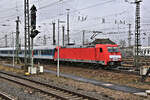Die private 185391-0 fährt am 21.2.2026 um 10.00 Uhr mit einem Fußball Leer Zug duch den HBF Dortmund in Richtung Hamm.