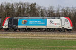 Lokomotion Bombardier Traxx 185 665-7 am 3.3.2026 bei Eglharting. Hatte ich schon mal fotografiert, nun die andere Seite, macht aber meinen großen Unterschied.