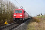185 394 beschleunigt mit ihrem RE3 Ersatzzug bei Angermund in Richtung Düsseldorf nachdem sie die Langsamfahrstelle passiert hat. Aufgenommen vom Bahnsteigende.

Angermund 07.03.2026