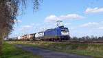 BRLL 185 600 (91 80 6185 600-4 D-BRLL), vermietet an KombiRail Europe, mit Containerzug in Richtung Osnabrück (bei Lembruch, 01.04.2026).