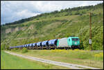 ATLU 185 634-3 bef�rderte am 18.05.2026 im Auftrag der HLG einen Ganzzug Sch�ttgutwaggons bei Th�ngersheim durch das Maintal gen S�den.