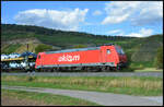 AKIEM 185 584 bef�rderte am 02.09.2026 einen Auto-Zug bei Th�ngersheim durch das Maintal gen S�den.
