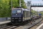 D-BRLL 185 574-1 zog am 13.10.2026 ihren fast leeren KLV-G�terzug vom L�becker Hgbf (ALR) kommend zum L�becker-Skandinavienkai (ALSK). Hier bei der Durchfahrt am Haltepunkt L�beck-D�nischburg IKEA (ALD A).