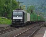 185 573-3 der  Neubauer AG mit leerem Holzzug durch Eschwege West in Fahrtrichtung Sden. Aufgenommen am 04.06.2009.