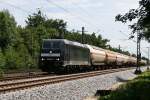 185 565 mit einem Kesselwagenzug am 08.06.2009 in Haar.