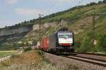 185 553 ist mit einem Containerzug am 05.08.2009 im Maintal unterwegs, hier bei Thngersheim.