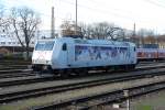 BR 185 540-2 der TX Logistik mit Reklame fr die  Kassel Huskies  als Rangierfahrt in Ulm Hbf am 5.11.2009