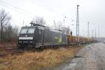 BR 185 573-3 der Neubauer Rail mit einem Holzzug abgestellt im Bahnhof von Hoyerswerda