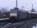 185-553 am 3.2.10 mit Kohlewagenzug in Saarlouis Hbf.