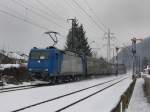 Die 185 515 und die 185 516 am Zug ende mit drei SVG Silberlingen am 13.02.2010 als BLB Ersatzzug bei der Einfahrt in Piding.