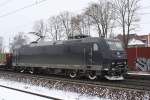 185 547-7 bei der Durchfahrt Rathenow mit leerem Holzzug am 24.2.2010