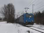 Die 185 516 mit einem BLB Ersatzzug am 13.02.2010 bei der Einfahrt in Piding.