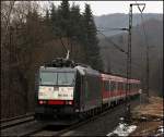 Schwarz-rote Koalition im Regionalverkehr zwischen Frankfurt(Main) und Wrzburg: 185 554 schiebt ihren RE 4607 in Richtung Heigenbrcken. (14.03.2010)