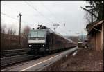 185 557 durchfhrt auf Gleis 1 den Bahnhof Hsbach in Richtung Aschaffenburg.