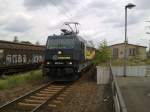 Die 185 574-1  Neubauer rauscht mit ihren offenen Containerwagen an mir vorbei.
Dresden Friedrichstadt 17.05.10