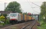 185 578-2 von Crossrail zieht ihren Containerzug durch Laudenbach(Bergstrae) Richtung Darmstadt.