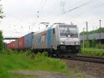 185 676-4 mit einem Containerzug bei der Ausfahrt in Altenburg, am 27 05.10.