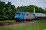 185 523-8 CFL am 02.06.2010 bei Wotorf mit einem Kesselwagenganzzug ,weswegen auch der vordere Stromabnehmer am Netz liegt