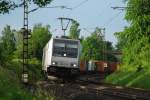 185 671-5 legt sich mit ihrem Containerzug kurz hinter Eschwege West in Fahrtrichtung Norden in die Kurve.