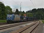 Die 185 535 am 25.06.2010 mit einem leeren Autozug bei der Durchfahrt in Aling. 