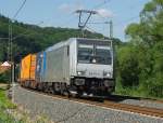 185 671-5 mit Containerzug in Fahrtrichtung Sden. Aufgenommen am 07.07.2010 bei Mecklar.