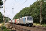 185 678 mit einem Containerzug in Richtung Nienburg am 08.07.2010 in Eystrup