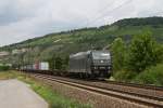 185 570 mit einem Containerzug am 04.08.2010 bei Thngersheim im Maintal.