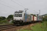 185 672 (EVB) mit einem Containerzug am 04.08.2010 bei Thngersheim im Maintal.