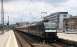 185 557 schiebt ihren RE aus dem Bahnhof Aschaffenburg.