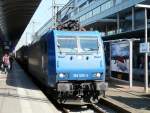 LOk 185 535-2 vor Gterzug bei der Durchfahrt im Bahnhof in Freiburg.i.B am 22.09.2010