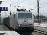 185 538-6 der TX Logistik bei der Durchfahrt mit einem leeren Autotransportzug in Rosenheim, 14.08.2010