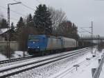 Die 185 516 am 04.01.2011 mit einem Gterzug bei der Durchfahrt in Pleinting. 