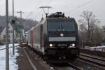 185 572-5 mit einer 482er der SBB Cargo bei der Durchfahrt in Linz am Rhein 5.1.2011