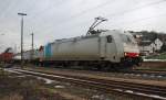 185 639-2 fhrt mit einem Containerzug in Richtung Norden durch Bad Hersfeld. Aufgenommen am 11.01.2011.